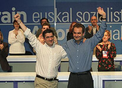 Patxi López y José Luis Rodríguez Zapatero, en la clausura del congreso del PSE, en San Sebastián.