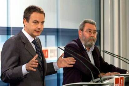 José Luis Rodríguez Zapatero, junto a Cándido Méndez, durante la rueda de prensa tras la reunión de las ejecutivas de PSOE y UGT.