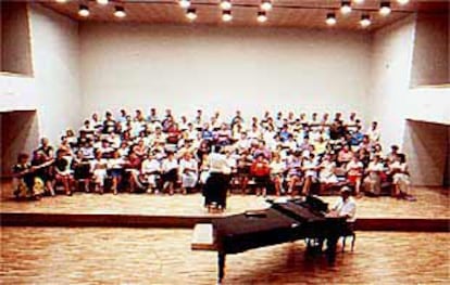 Ensayo de un coro en el Auditorio Nacional en 1998.