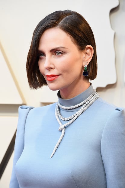 Charlize Theron llegó y arrasó en la alfombra roja: nos convenció su vestido azul cielo firmado por Dior y lo hizo también su sorprendente look de belleza.
La actriz ha abandonado su eterno rubio para sumarse a la melenita de moda en castaño oscuro. "Para su look me inspiré en el nuevo color de pelo, realizado unas horas antes de la gala, y en en el color de su vestido: decidí dar todo el protagonismo a los labios para crear un contraste llamativo y elegante", ha contado su maquilladora Kate Lee, que realizó el look con productos de Dior Beauty.