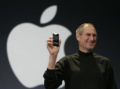 2007 marca un nuevo hito en la historia de Apple por la presentación del nuevo teléfono de Apple: el iPhone. El primer modelo, conocido como 3G, lo presentó Steve Jobs en la exposición MacWorld Conference en San Francisco. Este móvil, en su primera versión, ejecutaba una reducción de las versiones del sistema de Apple Mac Os X como Safari y Mail.