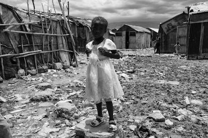 Una niña frente a su vivienda en el barrio informal de Cité Soleil en Puerto Príncipe. Agosto 2013. 