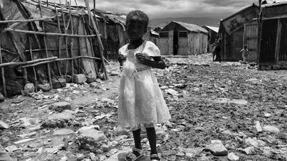 Una niña frente a su vivienda en el barrio informal de Cité Soleil en Puerto Príncipe. Agosto 2013. 