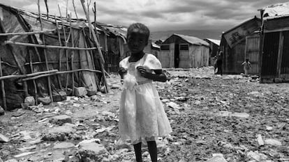 Una niña frente a su vivienda en el barrio informal de Cité Soleil en Puerto Príncipe. Agosto 2013.
