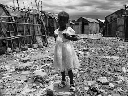 Una niña frente a su vivienda en el barrio informal de Cité Soleil en Puerto Príncipe. Agosto 2013. 