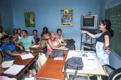 Diez millones de personas de 30 países han aprendido a leer y a escribir con un programa cubano implementado en 2002. En la imagen, profesores de secundaria realizando un taller en la Casa del Pedagogo, en La Habana (Cuba). Mensualmente deben actualizar sus conocimientos con diversos cursos formativos o charlas educativas.
