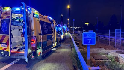 Ambulancias en el lugar del accidente en el que se produjeron tres muertos, en el kilómetro 20,700 de la A-6, en Las Rozas (Madrid).