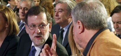 El presidente del Gobierno en funciones, Mariano Rajoy (i), conversa con el ex secretario general de CCOO, Jos&eacute; Mar&iacute;a Fidalgo (d), durante la convenci&oacute;n sobre crecimiento y empleo del PP que se celebra en Madrid.