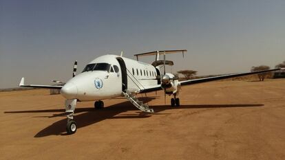 ¡Listos! Un avión espera en Kida para transportar trabajadores humanitarios de vuelta a la capital de Malí, Bamako.

