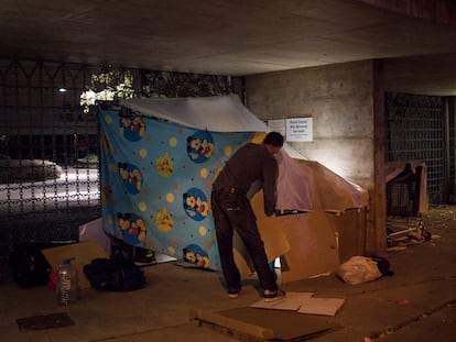 Una persona sin hogar prepara el lugar donde dormir en Barcelona, en una fotografía de archivo.