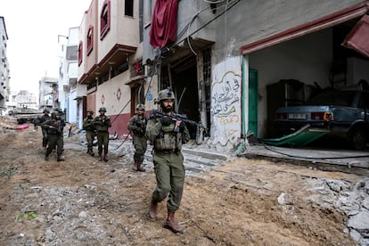 Un grupo de soldados israelíes operaban este domingo en el barrio de Shajaiya, en Ciudad de Gaza.
