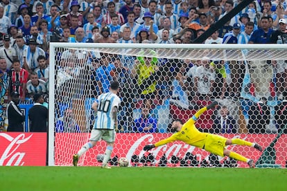 Messi marca en la ronda de penaltis. 