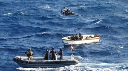 Militares del "Patiño" detienen a los piratas que atacaron el buque, en enero de 2012.