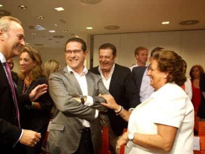 Alberto Fabra, junto a Jorge Bellver y Rita Barber&aacute;, entre otros, en la sede del PP en Valencia. 