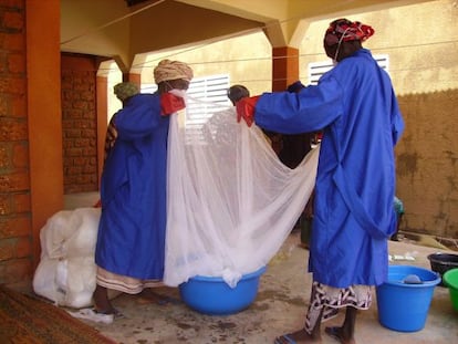 Las mujeres que trabajan en la impregnación con insecticida de las mosquiteras son contratadas por la ONG local REVS+.