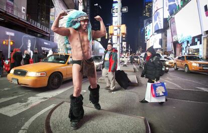 Adam David posa para los turistas, a temperaturas bajo cero, en Times Square en Nueva York.