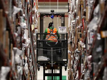 Un empleado de la multinacional estadounidense del comercio electr&oacute;nico Amazon trabaja en un centro de distribuci&oacute;n de Werne, en Alemania. 