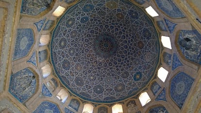 Interior del mausoleo Turabek Khanum, en Turkmenistán.