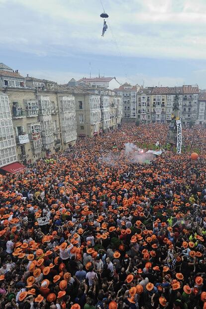 La plaza de la Virgen Blanca, abarrotada ayer de ciudadanos durante la bajada del Celedón.