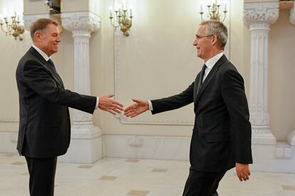 El presidente de Rumania, Klaus Iohannis, recibe al secretario general de la OTAN, Jens Stoltenberg, este lunes en Bucarest.