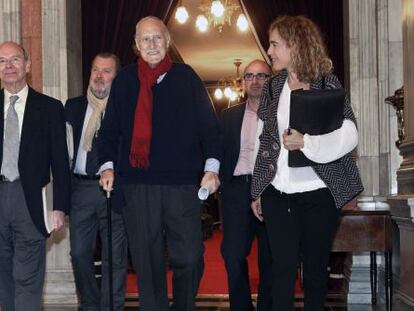 Azkuna (en el centro) llega al pleno con los ediles Ibon Areso, José Luis Sabas e Ibone Bengoetxea y el director de Alcaldía, Andoni Aldekoa (detrás con gafas).