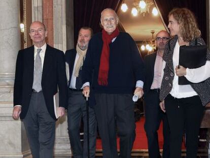 Azkuna (en el centro) llega al pleno con los ediles Ibon Areso, José Luis Sabas e Ibone Bengoetxea y el director de Alcaldía, Andoni Aldekoa (detrás con gafas).
