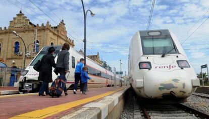 Pasajeros de la línea de Huelva a Zafra en la estación onubense.