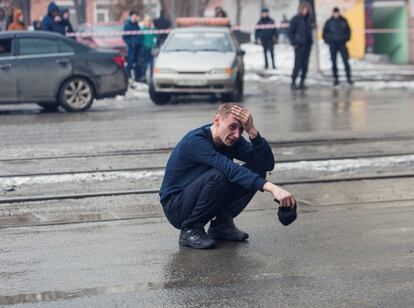 Los servicios de emergencia y los bomberos continuaban buscando víctimas entre los escombros del centro comercial de 1.500 m2, cuyo techo se derrumbó, indicaron los medios de comunicación rusos. En la imagen, un hombre reacciona al enterarse de lo ocurrido en el centro comercial de Kémerovo (Rusia), el 25 de marzo de 2018.