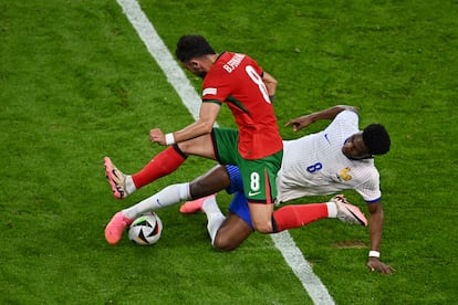  Bruno Fernandes trata de controlar el balón ante Aurelien Tchouameni.