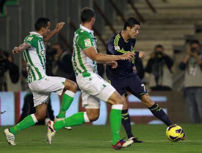 Ronaldo intenta centrar ante Ángel y Amaya.