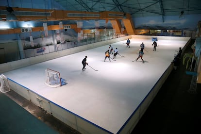 El hockey sobre hielo no es todavía un deporte oficial en Kenia, pero el equipo es el único en el país, está tratando de registrarse para convertirse en una federación de hockey sobre hielo con la esperanza de competir en los Juegos Olímpicos de Invierno de 2022 que se celebrarán en Pekín.