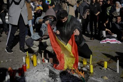 Protesta de colectivos independentistas frente a la delegación del Gobierno en Barcelona.