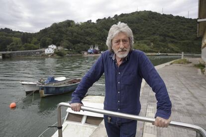 Benito Lertxundi, en Orio (Gipuzkoa), junto a la ría y con la colina Mendibeltz al fondo.