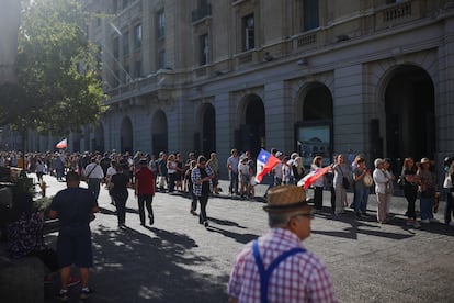 Personas esperan bajo el sol durante el segundo día de luto nacional, de los tres declarados por el presidente Gabriel Boric en honor al exmandatario Piñera. Muchos de ellos esperaron entre tres y cinco horas.