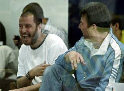 El Egipcio (izquierda) y Slimane Aoun se ríen en un momento de la sesión de ayer del juicio del 11-M.