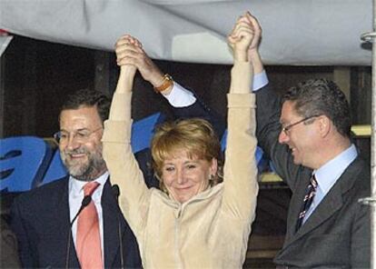 Esperanza Aguirre, entre Mariano Rajoy y Alberto Ruiz-Gallardón, ayer, en el balcón de la sede del PP en Madrid.