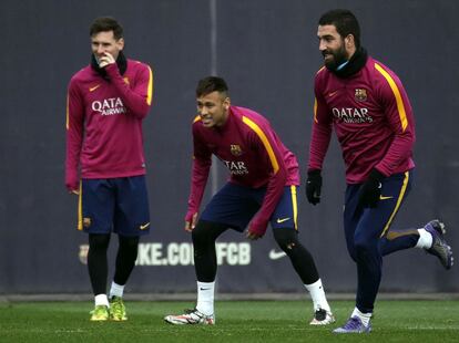 Arda, junto a Neymar y Messi, en un entrenamiento del Bar&ccedil;a. 