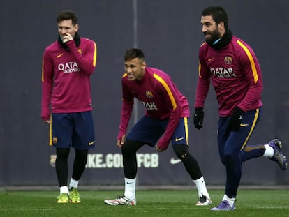 Arda, junto a Neymar e Messi, em treino do Barça.