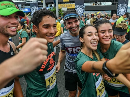 Federico Gutierrez con su equipo de campaña presidencial