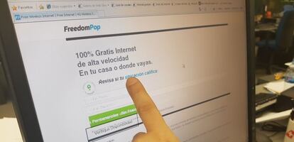 Un usuario consulta la web de FreedomPop.