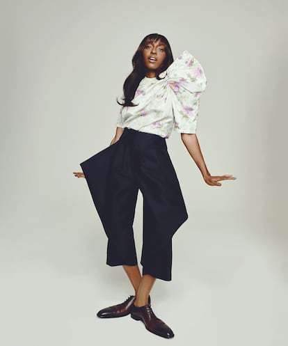 Ayo Edebiri luce top drapeado multicolor, pantalón negro de algodón y cachemir, y zapato con cordones, todo de LOEWE.