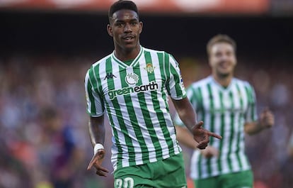 Junior celebra su gol al Barcelona.