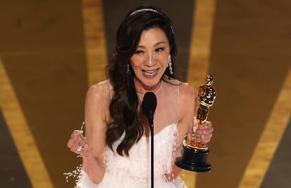Michelle Yeoh recibe el Oscar a mejor actriz por 'Todo en todas partes al mismo tiempo'.