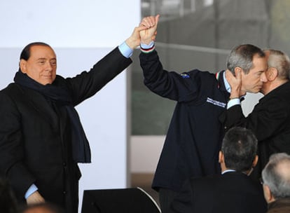 Berlusconi y el director de Protección Civil, Guido Bertolaso, durante la inauguración de una incineradora en Acerra, cerca de Nápoles.