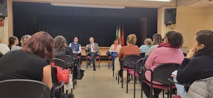 Reunión entre representantes de AMPA de colegios del Distrito Norte de Sevilla con el delegado de Educación de la Junta en Sevilla, Miguel Ángel Araúz (al fondo en el centro) y otros responsables del Ayuntamiento hispalense, el pasado 20 de enero. / AYUNTAMIENTO DE SEVILLA