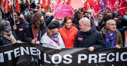 La portavoz de Más Madrid en la Asamblea, Mónica García, en el centro de la imagen, conversa con el líder de CC OO, Unai Sordo (a su izquierda) junto al secretario general de UGT, Pepe Álvarez en la manifestación contra la subida de los precios en Madrid.
 
 23/03/2022