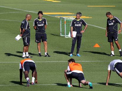 Al fondo, de izquierda a derecha, Morais, Karanka, Mourinho y Silvino.