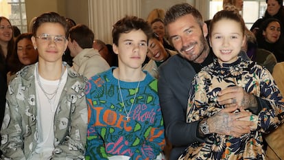 David Beckham con tres de sus hijos en 2020: Romeo, Cruz y Harper, de izquierda a derecha.