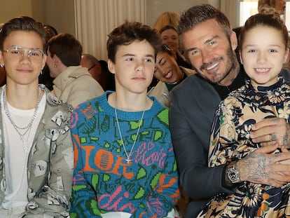 David Beckham con tres de sus hijos en 2020: Romeo, Cruz y Harper, de izquierda a derecha.