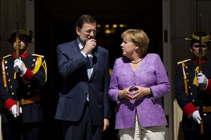 El presidente del Gobierno Mariano Rajoy charla con Angela Merkel a las puertas del palacio de La Moncloa.